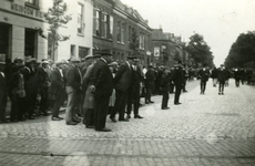 43555 Staking bij de Kon. Mij. De Schelde van 25 mei-1 oktober 1928. In de Van Dishoeckstraat worden werkwilligen ...