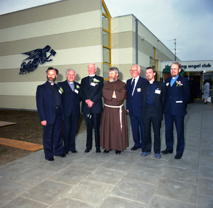 43978 Groepsfoto bij de opening van het nieuwe zeemanshuis van de Anglicaanse organisatie Mission to Seamen in ...
