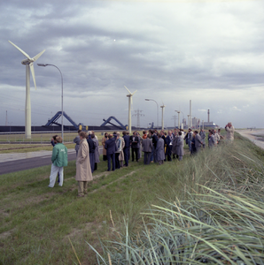 43997 Ingebruikstelling windmolenpark in het Sloegebied, Vlissingen-oost.Waarschijnlijk 13 windmolens aan de ...