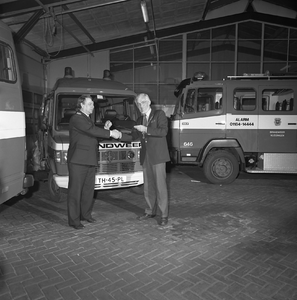 44017 Nieuwe auto voor de Vlissingse brandweer. Overdracht door burgemeester Van der Doef (rechts)