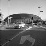 44020 Het Betje Wolffplein gezien vanuit de Badhuisstraat. Op de achtergrond ziet men de voormalige smederij van de ...