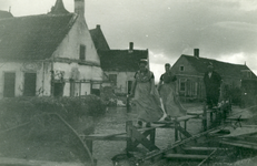 44027 Tweede Wereldoorlog. Ritthem na de inundatie. Noodbrug in de Weverstraat
