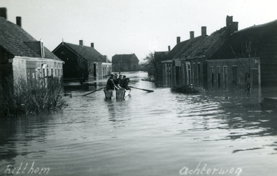 44029 Tweede Wereldoorlog. De Dorpsweg te Ritthem na de inundatie