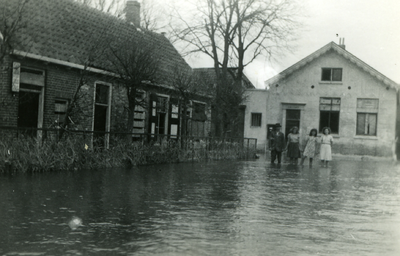 44032 Tweede Wereldoorlog. Ritthem na de inundatie. Links op de foto het postkantoor, op de achtergrond staat het ...