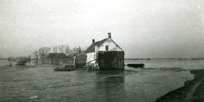 44040 Tweede Wereldoorlog. Inundatie van Walcheren. Een boerderij aan de Zuidwateringstraat te Ritthem