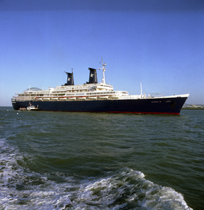 44143 Het Italiaanse cruiseschip 'Achille Lauro' op de rede van Vlissingen tijdens de heenreis over de Westerschelde ...