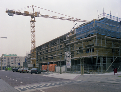 44145 Nieuwbouw (appartementen met op de begane grond winkel- en bedrijfsruimte) in de Coosje Buskenstraat. Op de ...