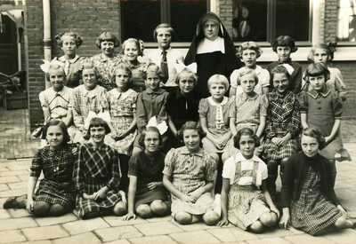 44157 Klas van de RK (Rooms-Katholieke) meisjesschool aan de Breestraat. Bovenste rij van l. naar r.: Wil Merk, ...