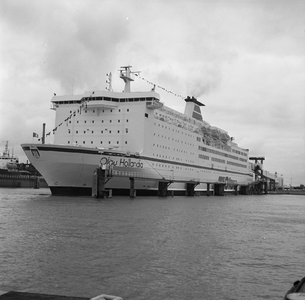 44175 Het nieuwe schip Olau Hollandia (2) van de Olau Line afgemeerd in de Buitenhaven.Het schip vervangt de Olau ...