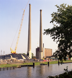 44201 De schoorstenen van de Provinciale Zeeuwsche Electriciteits-Maatschappij (PZEM) centrale aan de Edisonweg in ...