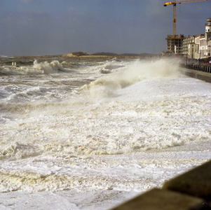 44213 Zware storm op 25 jan. 1990. De zeewering voor Boulevard Bankert.