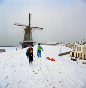 44219 De Oranjedijk met Oranjemolen in de sneeuw.