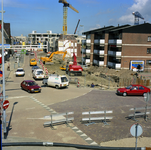 44227 Afbraak en vernieuwing riolering en bestrating in de Coosje Buskenstraat. Op de achtergrond de bouw van het ...