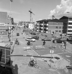 44228 Afbraak en vernieuwing riolering en bestrating in de Coosje Buskenstraat. Op de achtergrond de bouw van het ...