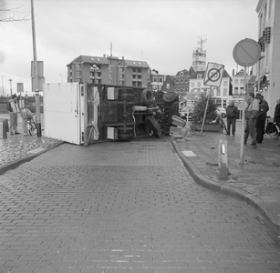44229 Gekantelde verhuiswagen op de Nieuwendijk.