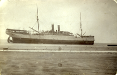 44252 Het Duitse vrachtpassagierschip Preussen van de Norddeutscher Lloyd uit Bremen op het strand van Zoutelande, ...
