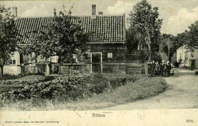 44397 Ritthem 't Wegje of de Dorpsweg met het woonhuis van Jacoba Verhage. Het grasveldje voor de woning werd 't ...