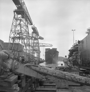 44488 Kon. Mij. De Schelde, tewaterlating van het vrachtschip met ijsversterking Baikal op 16 maart 1957. Het schip ...