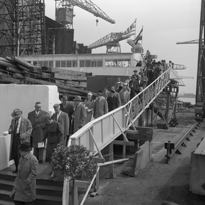 44490 Kon. Mij. De Schelde, tewaterlating van het vrachtschip Argo Ollandia op 27 april 1957. Het schip wordt gebouwd ...