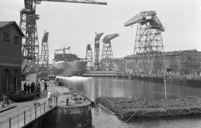 44492 Kon. Mij. De Schelde, tewaterlating van het vrachtschip Argo Ollandia op 27 april 1957. Het schip wordt gebouwd ...