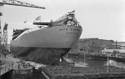 44493 Kon. Mij. De Schelde, tewaterlating van het vrachtschip Argo Ollandia op 27 april 1957. Het schip wordt gebouwd ...