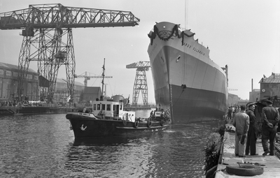 44494 Kon. Mij. De Schelde, tewaterlating van het vrachtschip Argo Ollandia op 27 april 1957. Het schip wordt gebouwd ...