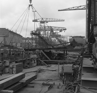 44495 Kon. Mij. De Schelde, kiellegging van het vrachtschip Argo Ellas op 27 april 1957, bouwnummer 292.Het schip wordt ...