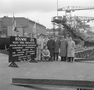 44496 Kon. Mij. De Schelde, kiellegging van het vrachtschip Argo Ellas op 27 april 1957, bouwnummer 292.Het schip wordt ...