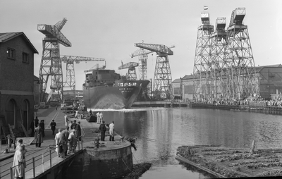 44507 Kon. Mij. De Schelde 5 oktober 1957, tewaterlating van het vrachtschip Argo Ellas, bouwnummer 292. Het schip ...