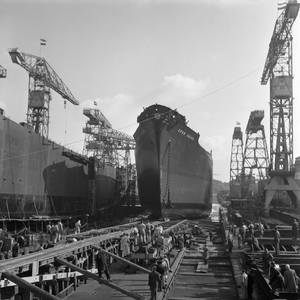 44508 Kon. Mij. De Schelde 8 maart 1958, tewaterlating van het vrachtschip Argo Chios, bouwnummer 293. Het schip wordt ...