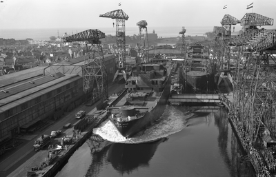 44509 Kon. Mij. De Schelde 8 maart 1958, tewaterlating van het vrachtschip Argo Chios, bouwnummer 293. Het schip wordt ...