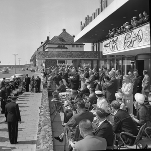 44512 Kon. Mij. De Schelde, muzikale hulde van muziekkorps Ons Genoegen voor het terras van Britannia, na de ...