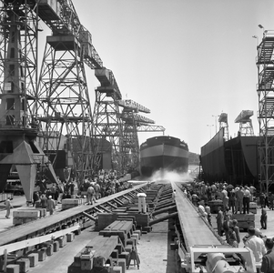 44530 Kon. Mij. De Schelde, tewaterlating van de Nederlandse tanker Barendrecht op 4 juli 1959, bouwnummer 287. Het ...
