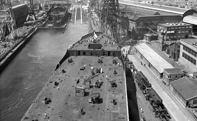 44533 Kon. Mij. De Schelde, tewaterlating van de Nederlandse tanker Barendrecht op 4 juli 1959, bouwnummer 287. Het ...