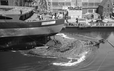 44534 Kon. Mij. De Schelde, tewaterlating van de Nederlandse tanker Barendrecht op 4 juli 1959, bouwnummer 287. Het ...