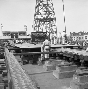 44589 Kon. Mij. De Schelde, kiellegging van het motorschip Birim River, 13 mei 1961, bouwnummer 313. Het schip wordt ...