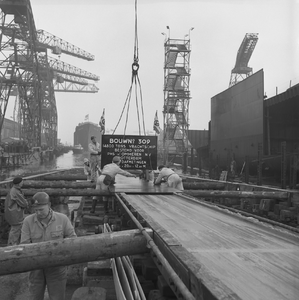 44617 Kon. Mij De Schelde, tewaterlating van het vrachtschip Afram River op 10 maart 1962, bouwnummer 314. Het schip ...