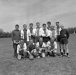 44640 Het voetbalelftal van BVV '57 (Bijkers voetbalvereniging) deelnemer aan het jubileum voetbaltoernooi van de Kon. ...