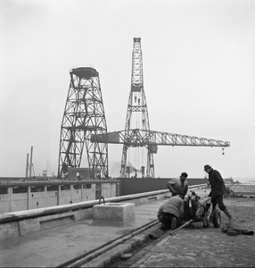 44759 Koninklijke Maatschappij de Schelde (KMS). Verplaatsing van een 20-tons torenkraan van de werf te Vlissingen naar ...