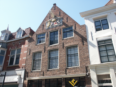 44797 Houten wapenschild in de gevel van het pand Nieuwendijk no.41.Het schild is gemaakt na 1745 voor Willem Parker ...