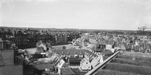 44957 De binnenstad van Vlissingen gezien vanaf het dak van de bomvrije kazerne. Het hofje op de voorgrond is het oude ...