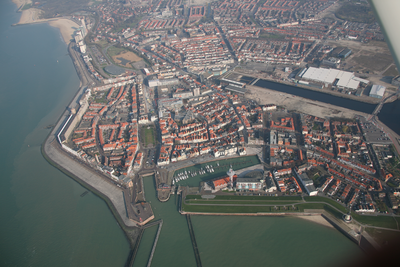 45010 Luchtfoto van een groot deel van Vlissingen gezien van noord naar zuid met onderaan de boulevards, de oude havens ...