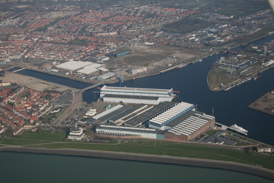 45011 Luchtfoto van Vlissingen met onderaan de Eilanddijk, centraal het bedrijfsterrein van de Koninklijke ...