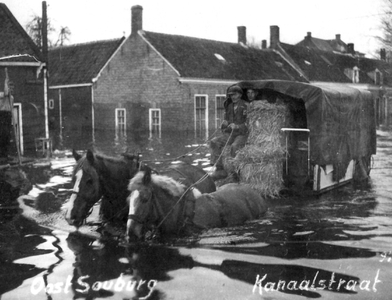 45122 Tweede Wereldoorlog. De Kanaalstraat in Oost-Souburg na de inundatie van Walcheren in oktober 1944. Bode Bram ...