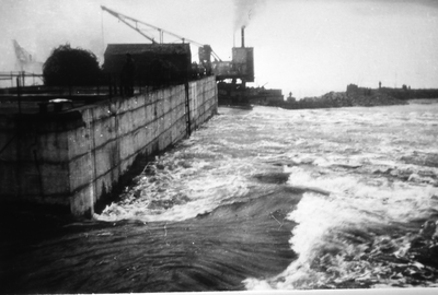 45132 Tweede Wereldoorlog. Na de inundatie van Walcheren in oktober 1944. Dichting van het gat in de dijk bij Ritthem. ...