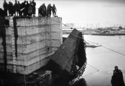 45134 Tweede Wereldoorlog. Na de inundatie van Walcheren in oktober 1944. Sluiting van het gat in de dijk bij Ritthem. ...