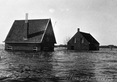 45135 Tweede Wereldoorlog. Na de inundatie van Walcheren in oktober 1944. Op de voorgrond Villa Arcadia te Ritthem, het ...
