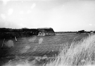 45138 Tweede Wereldoorlog. Gezicht op fort Rammekens bij Ritthem na de inundatie van Walcheren in oktober 1944. De ...