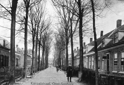45171 Kanaalstraat, Oost-Souburg De Kanaalstraat met rechts de kapperszaak van Sonius en links wagenmakerij van De Keizer