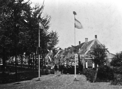 45178 Het Marnixplein in West-Souburg. Versiering van het plein i.v.m. de installatie van burgemeester Buteux in 1893